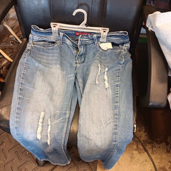 Red Rivet Capri Jeans - Picture 3 of 3